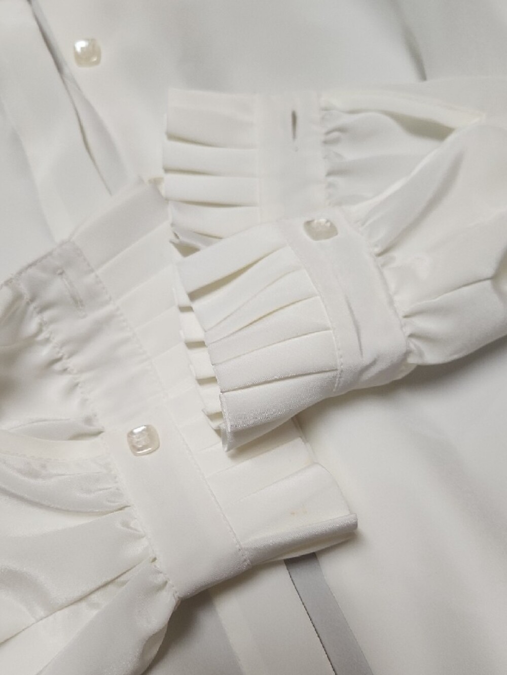 St. John White Pleated-Cuff Button-Down Shirt - Picture 4 of 12